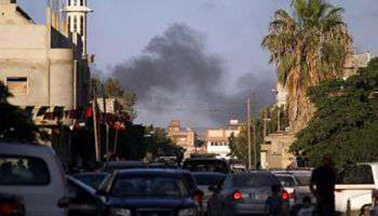 De la fumée le 23 juillet 2014 au dessus de Benghazi. © AFP