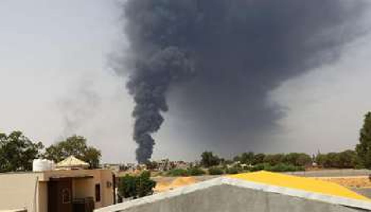 Le réservoir de carburant en feu, près de Tripoli, le 28 juillet 2014. © AFP