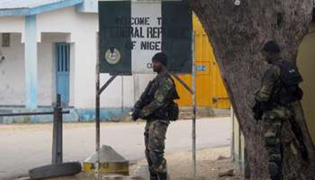 Des militaires camerounais à un poste de contrôle, le 17 juin 2014 à Armchidé. © Reinnier KAZE