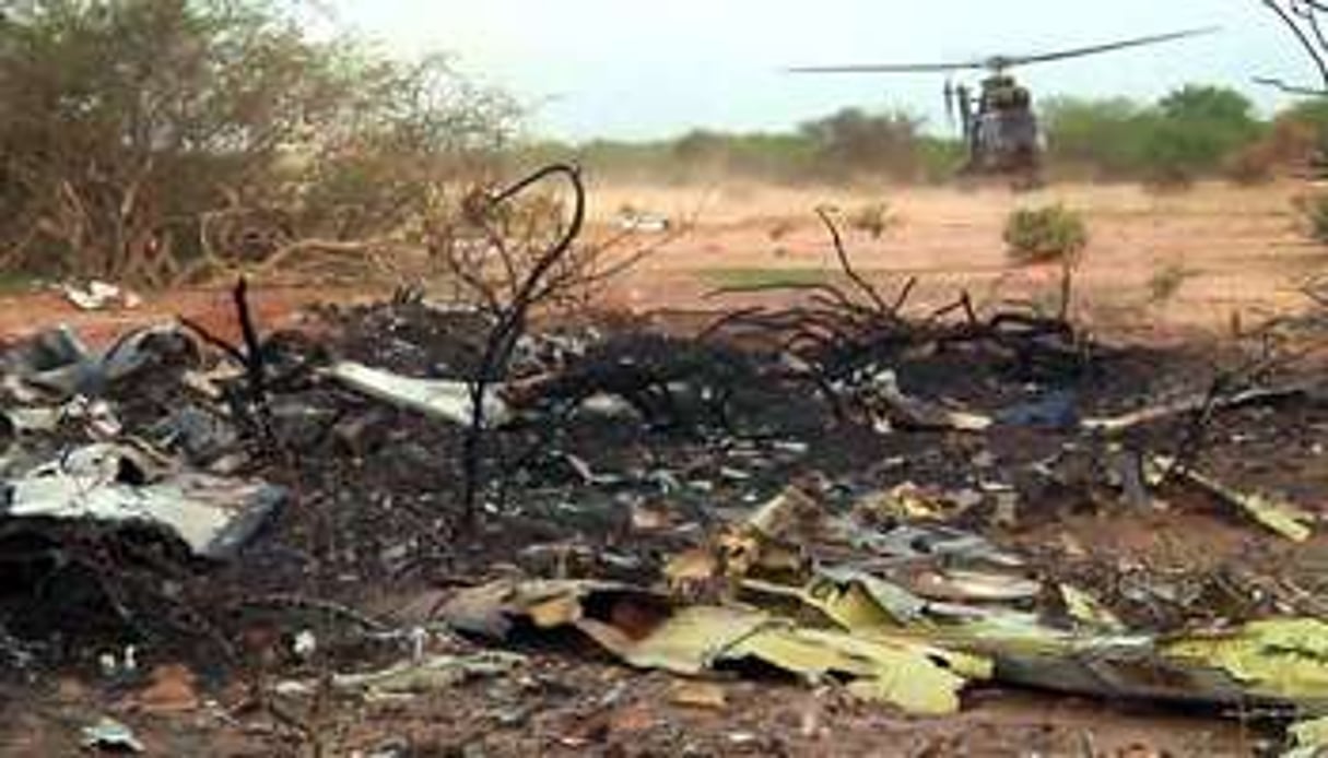 Les débris du vol AH 5017, près de Gossi, dans le nord du Mali. © AFP
