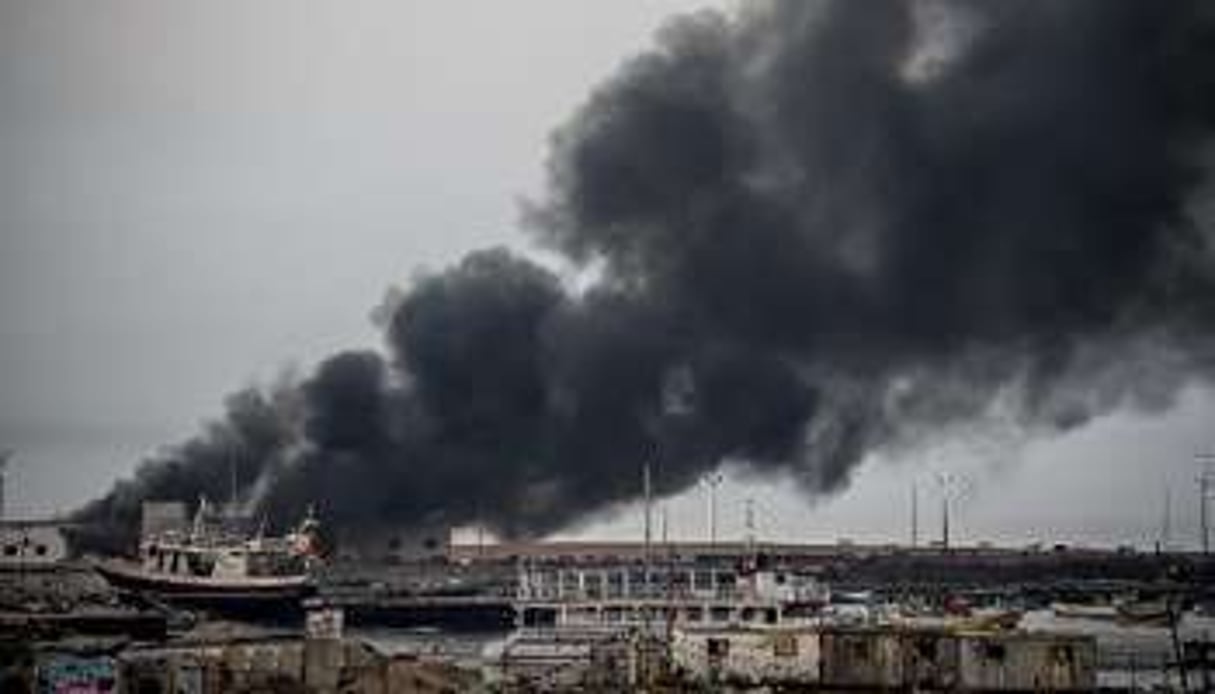 Un bâtiment en feu dans le port de Gaza après des frappes israéliennes. © AFP