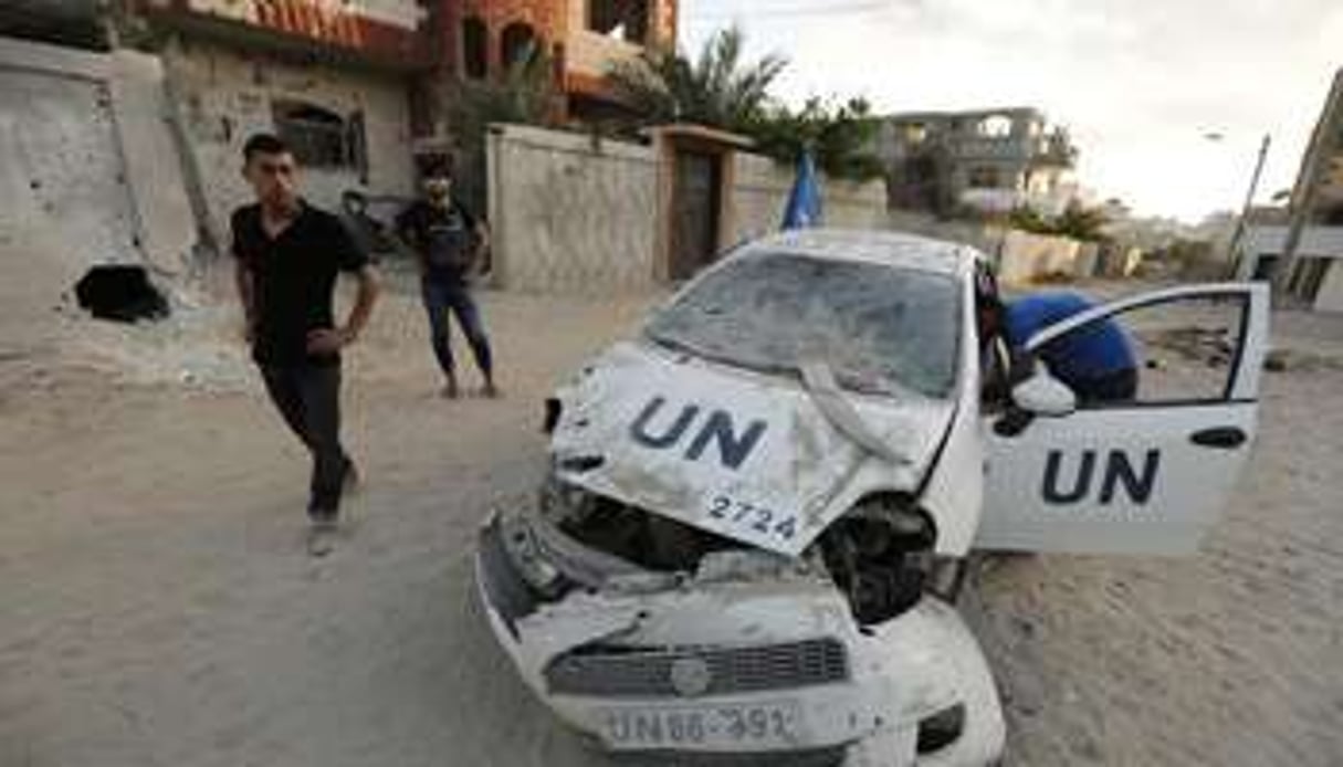 Une voiture de l’ONU détruite à Beit Lahia dans le nord de la bande de Gaza le 29 juillet 2014. © AFP/Mohammed Abed