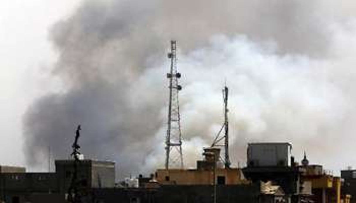 De la fumée se dégage d’un dépôt d’essence incendié. © AFP