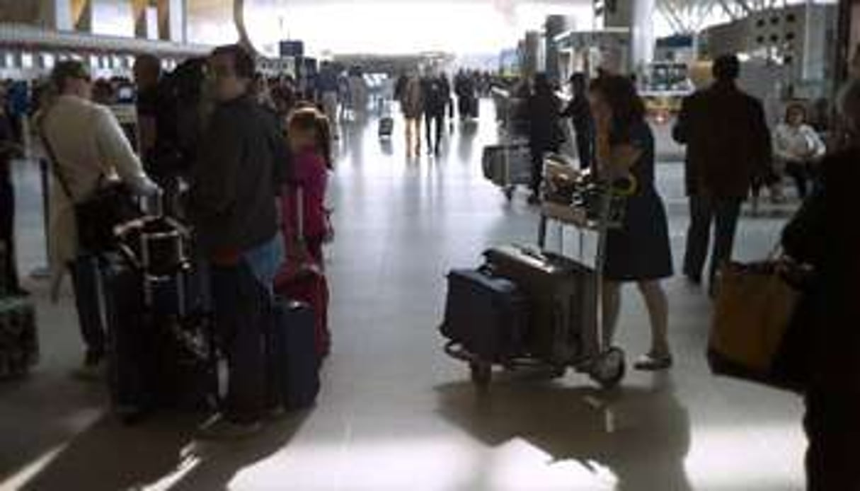 Des voyageurs le 11 juin 2013 à l’aéroport de Roissy. © AFP