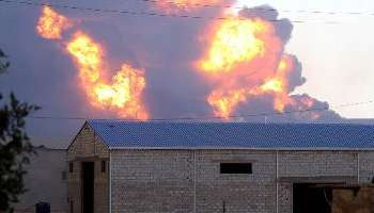 De la fumée au-dessus d’un entrepôt de pétrole qui a pris feu au cours d’affrontements. © AFP