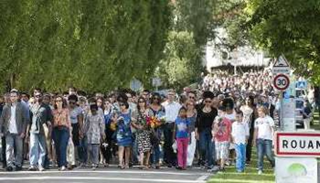 Le 3 août 2014, un millier de personnes participent à une marche silencieuse à Rouans. © AFP