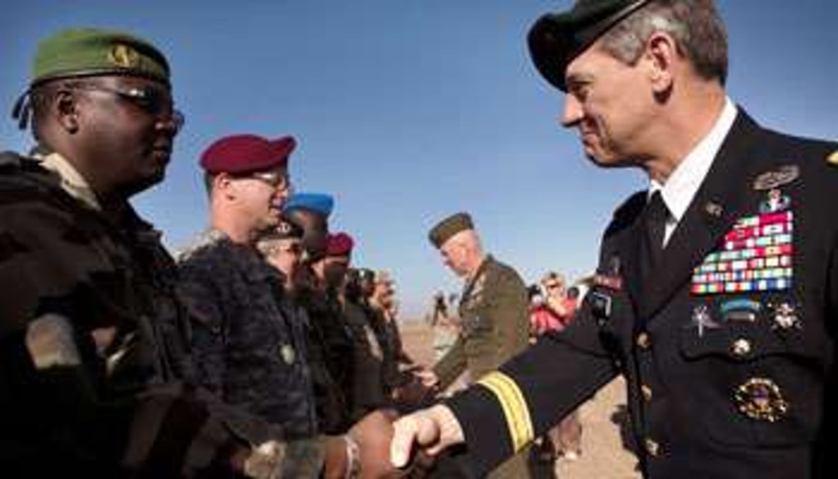Le général américain James Linder (à dr.) pendant l’exercice Flintlock, en 2014, à Niamey au Niger © Joe Penney/Reuters