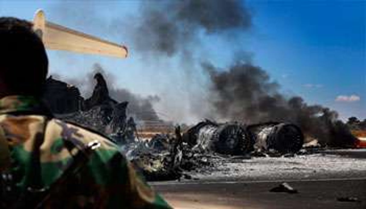 Sur le tarmac, les roquettes des islamistes ont détruit plus d’une dizaine d’avions libyens. © Mahmud Turkia/AFP