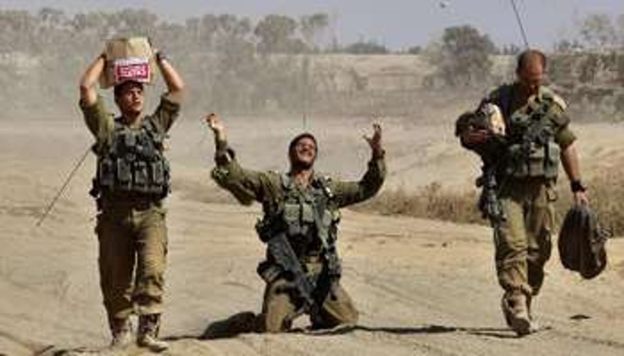 Un soldat israélien exprime son soulagement après son retour de la bande de Gaza, le 4 août 2014. © AFP