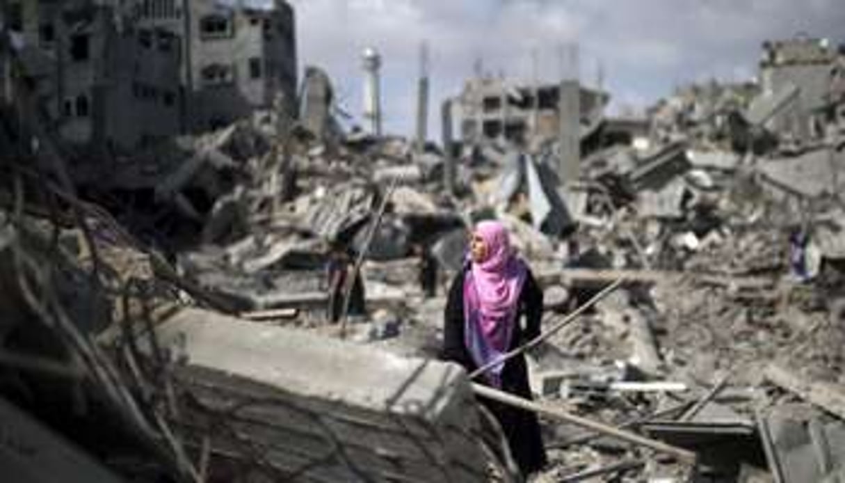 Une Palestinienne constate les dégâts causés par les bombardements sur la ville de Gaza. © AFP