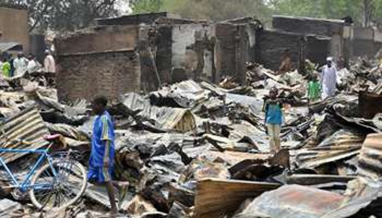 Le 11 mai 2014, des magasins brûlés dans un attentat attribué à Boko Haram à Ngumborum. © AFP