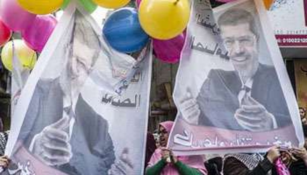 Des partisans de l’ex-président islamiste Mohamed Morsi brandissent son portrait. © AFP Khaled Desouki