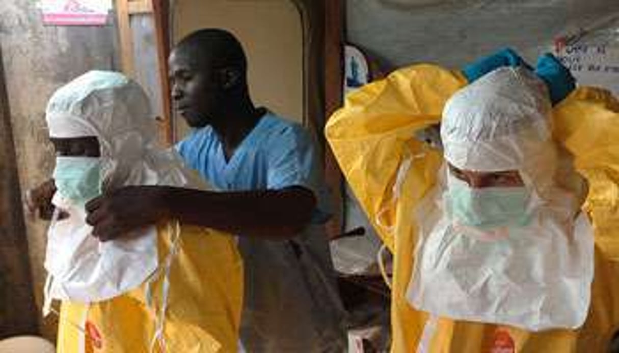 Un membre de Médecins sans Frontières s’équipe d’une protection contre le virus Ebola. © EC/ECHO