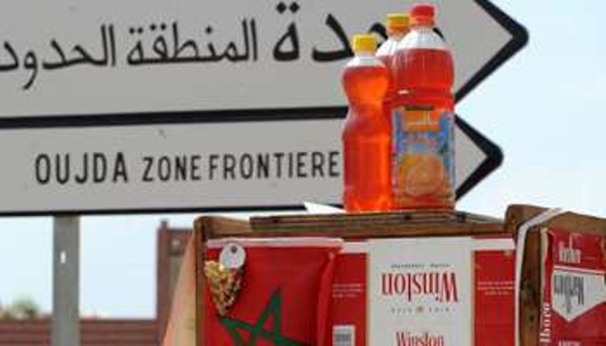 Des bouteilles d’essence de contrebande sur la route d’Oujda, à la frontière avec le Maroc. © AFP