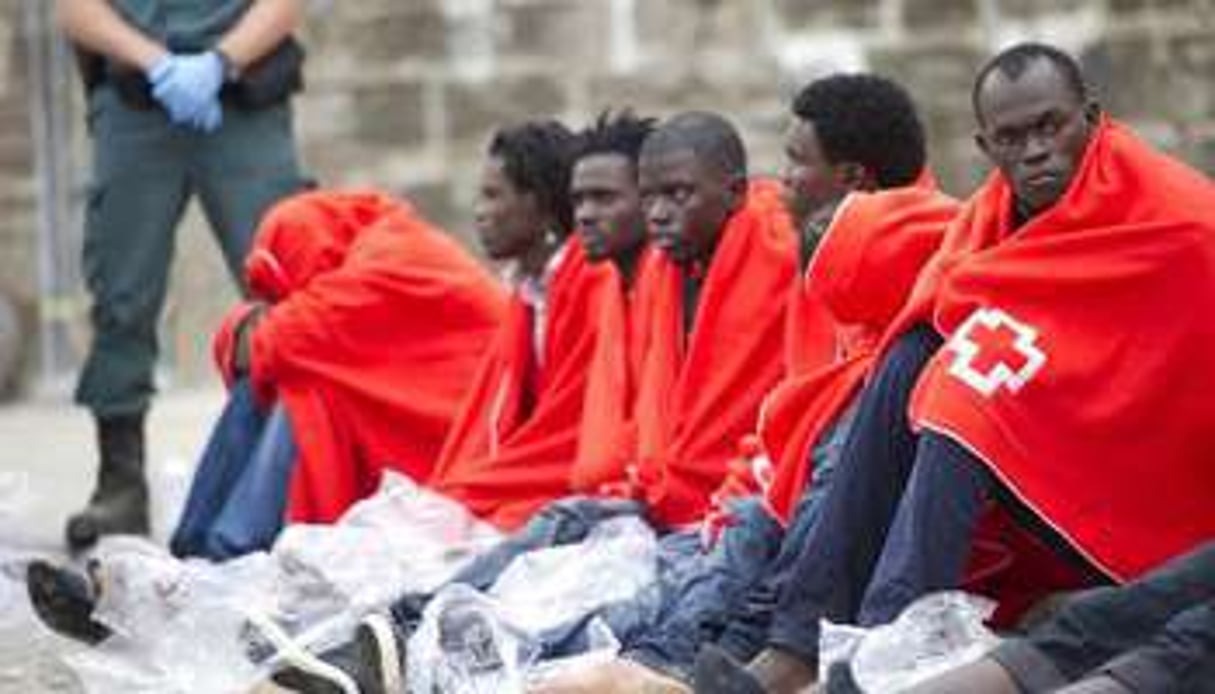 Des migrants se reposent au port de Tarifa après avoir été secourus le 11 août 2014. © AFP/Marcos Moreno