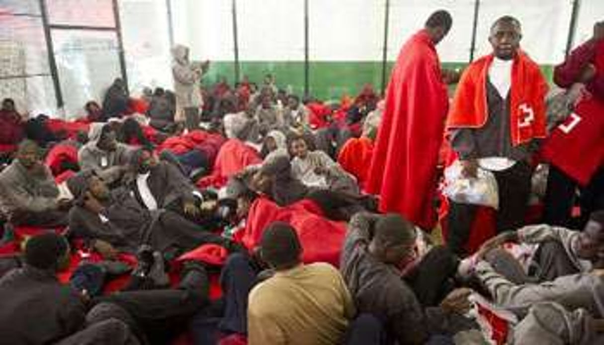 Des migrants africains dans un centre de secours à Tarifa, le 12 août 2014. © AFP – Marcos Moreno