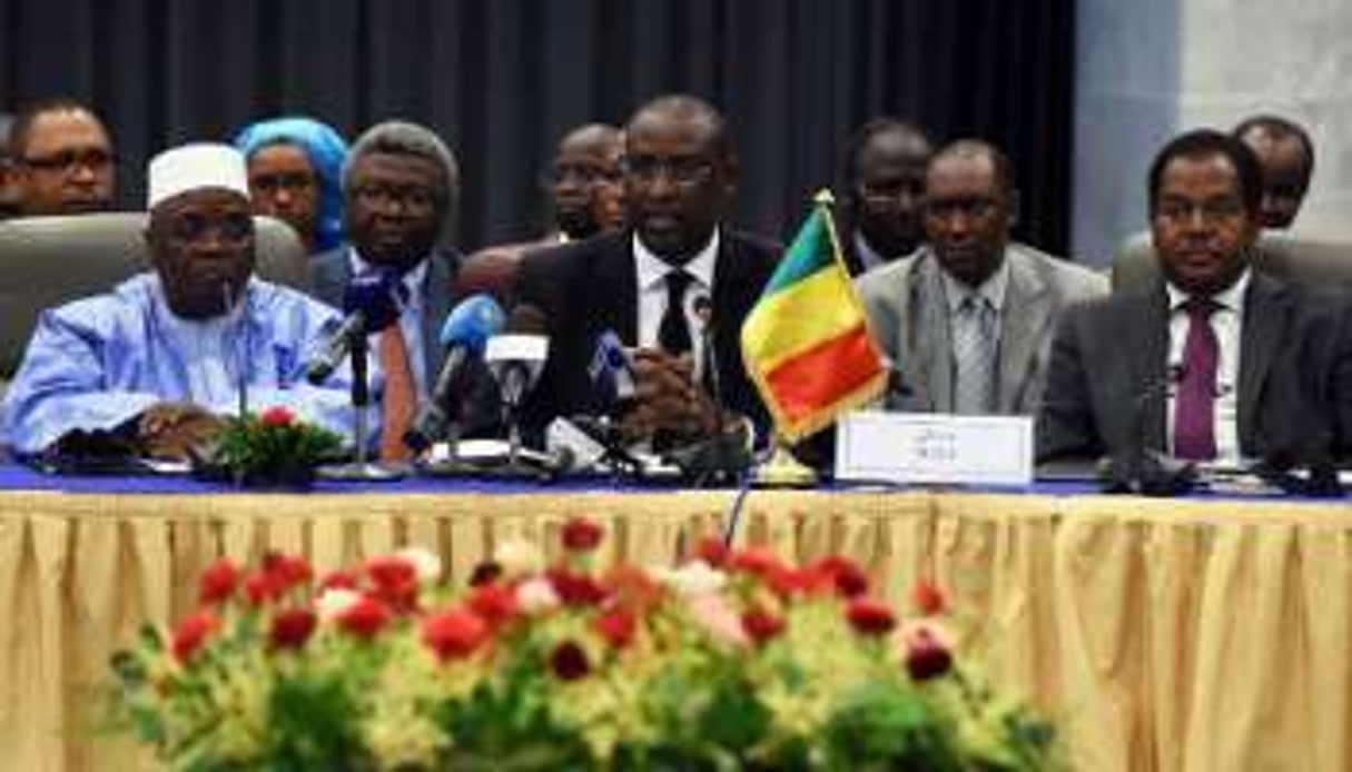 Abdoulaye Diop lors de pourparlers à Alger avec les groupes armés le 16 juillet 2014. © AFP.com – Farouk Batiche