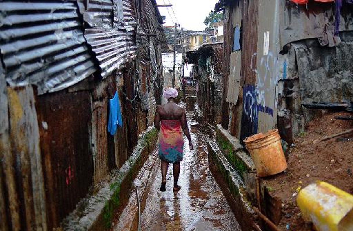 Ebola: Les bidonvilles de Freetown, maillon faible de la lutte contre la maladie © AFP