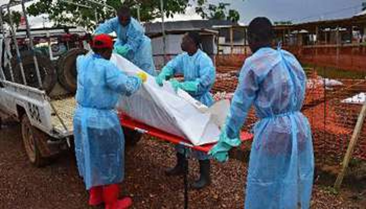 Transport du corps d’une victime d’Ebola à Kailahun, en Sierra Leone, le 14 août 2014. © Carl de Souza/AFP