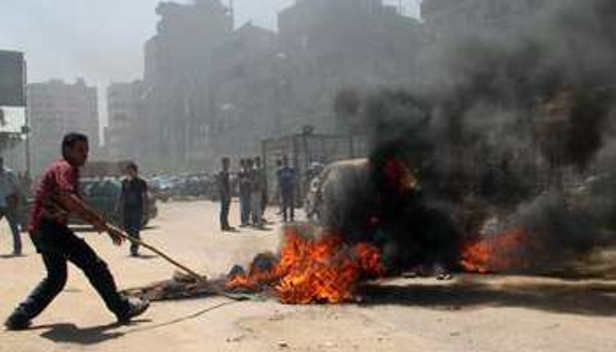 Des partisans du président déchu bloquent la route dans les quartiers nord du Caire, le 14 août. © Khaled Kamel/AFP