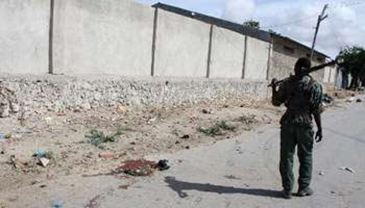 Un policier somalien devant des traces de sang après une attaque à la bombe à Mogadiscio. © Abdifitah Hashi Nor/AFP