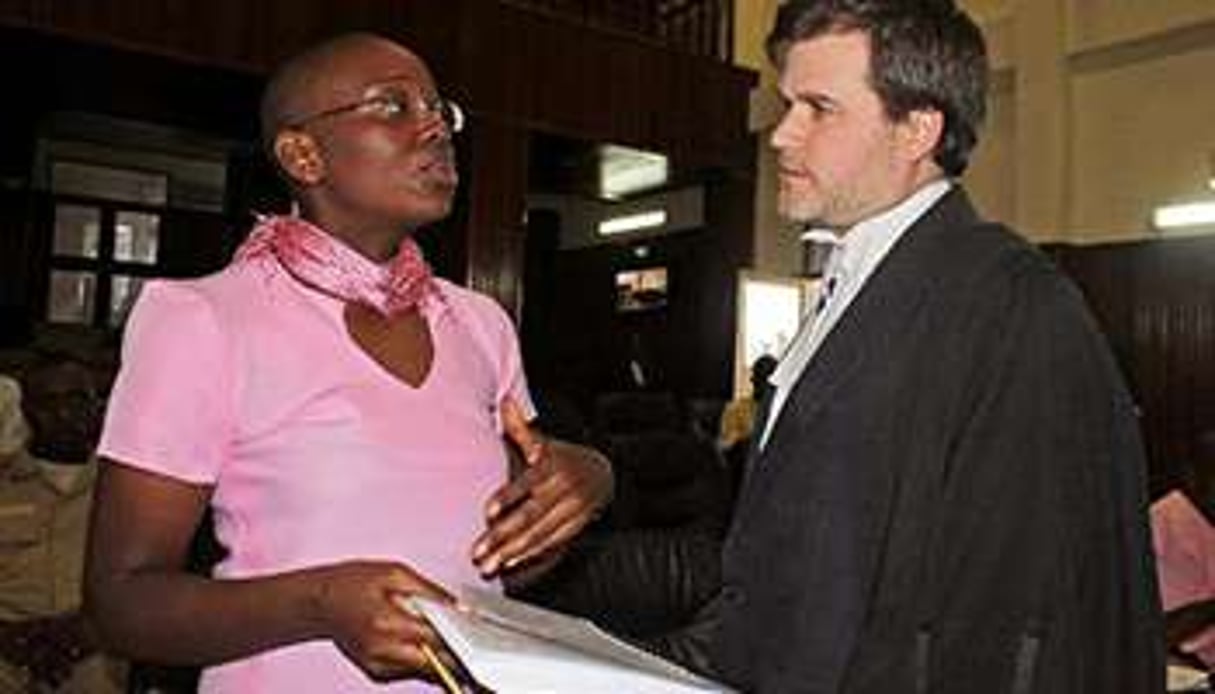 L’opposante Ingabire avec son avocat britannique Iain Edwards, le 25 mars 2013 à Kigali. © AFP