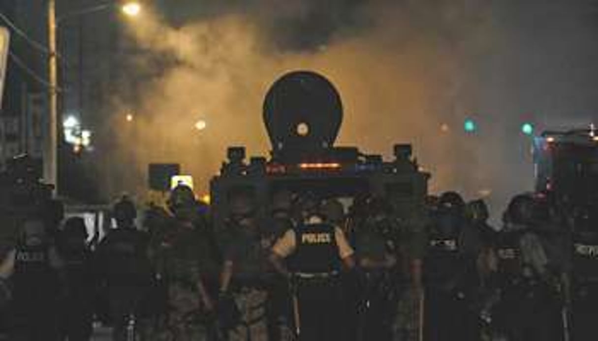 Les forces de police tentent de repousser les manifestants à Ferguson. © AFP