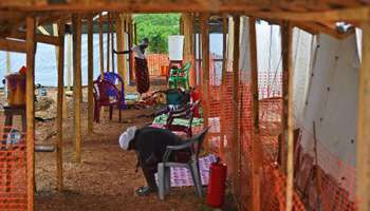Des patients atteints d’Ebola sont soignés dans un centre de MSF à Kailahun. © AFP