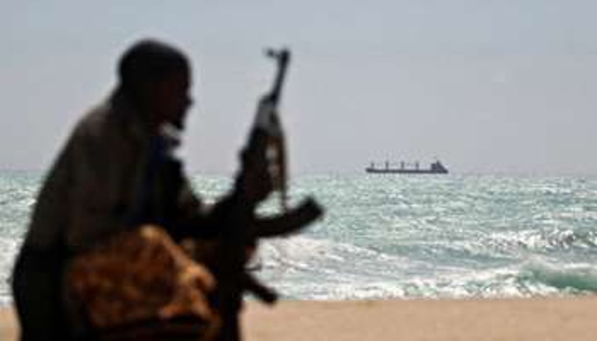 Un pirate somalien surveille un navire. © AFP