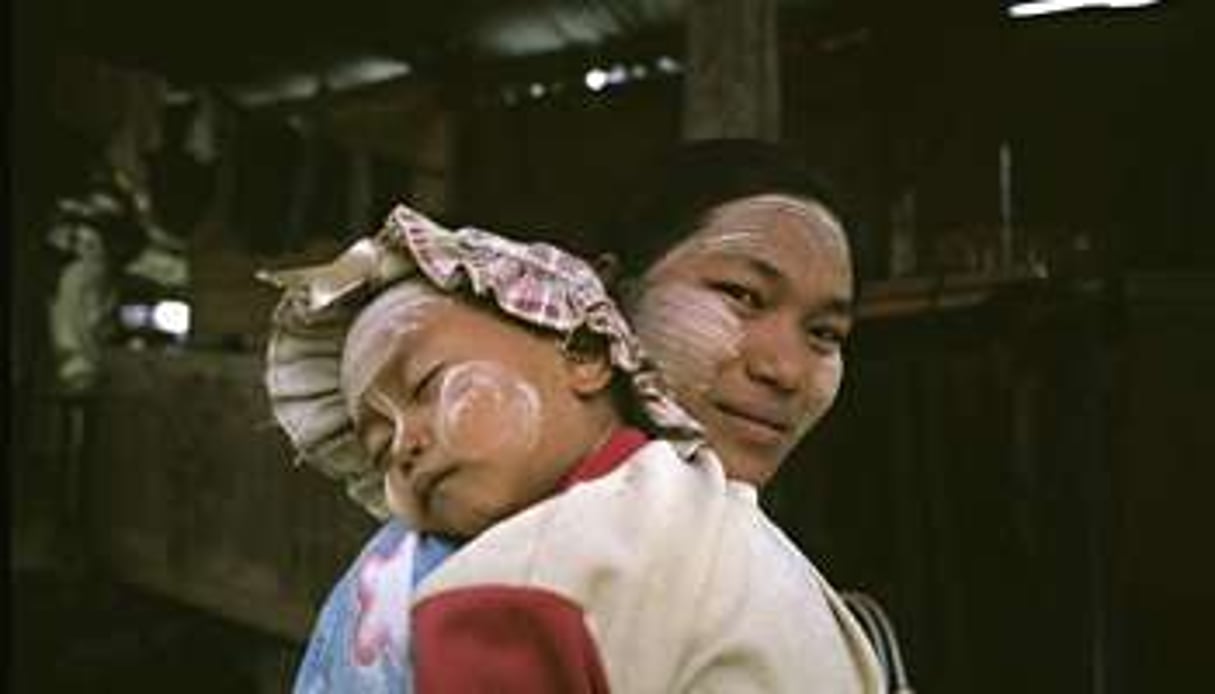 Une femme et son enfant maquillés avec du thanakha. © Gil Chamberland / AFP