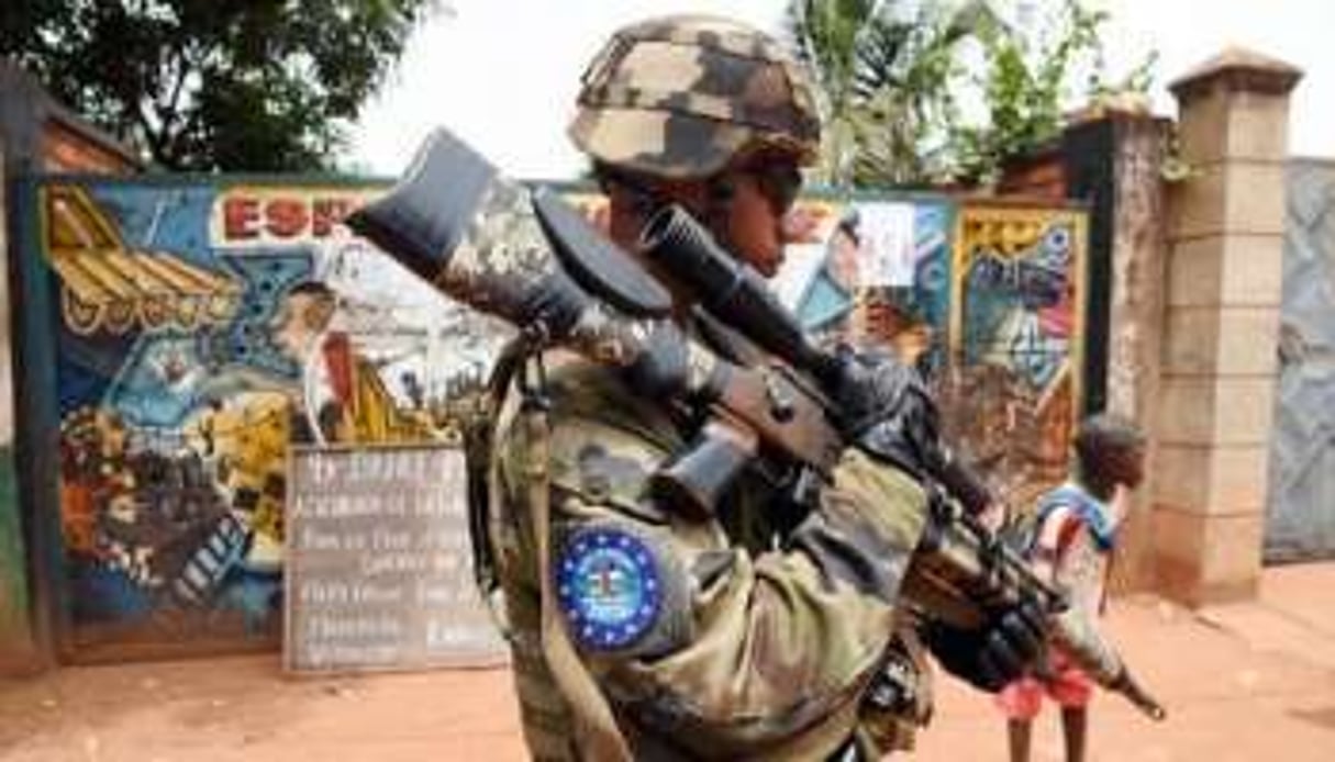 Un soldat de l’Eurofor patrouille à Bangui. © AFP