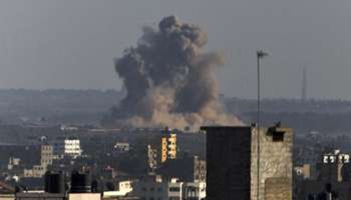 De la fumée s’échappe des habitations après une attaque aérienne israélienne, le 20 août 2014. © AFP