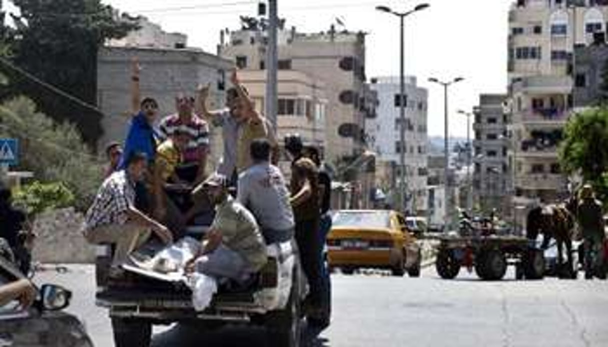 Des Palestiniens escortent les corps de deux enfants tués dans un raid israélien à Gaza. © AFP