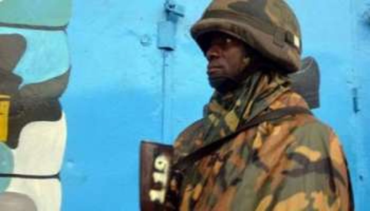 Un soldat libérien surveille un magasin fermé à West Point, un quartier de Monrovia (Libéria). © AFP/Zoom Dosso