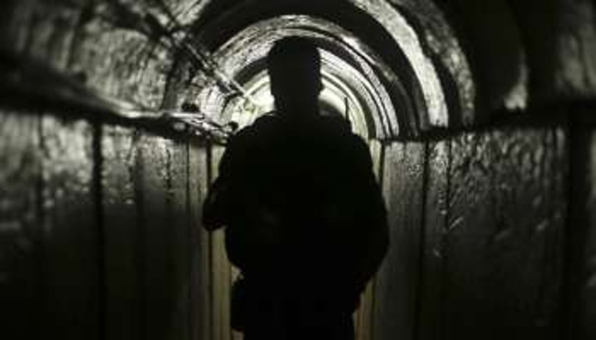 Un membre des Brigades al-Qassam à l’intérieur d’un tunnel souterrain, dans la bande de Gaza. © Reuters