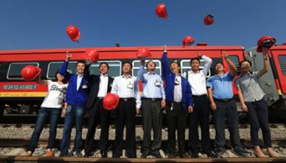 Employés de China Railways Corporation célébrant la fin des travaux sur la ligne ferroviaire de Benguela. CriEnglish.com