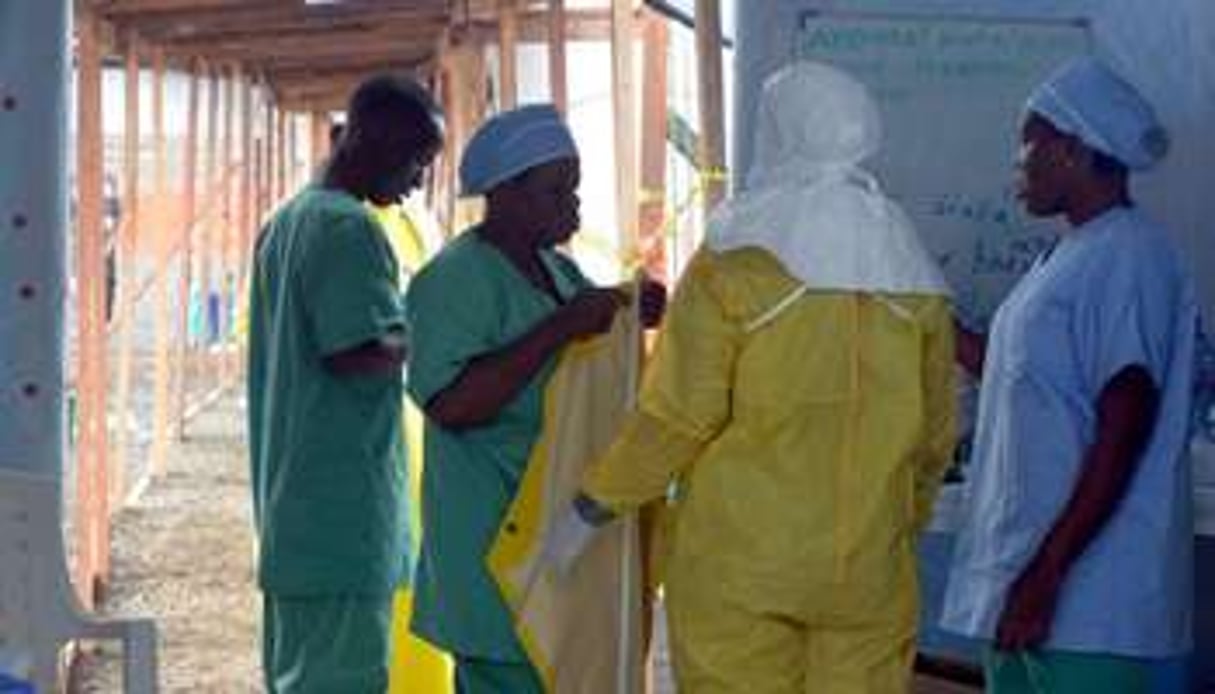 Des membres de « Médecins sans frontières » le 21 août 2014 à l’hôpital de Monrovia au Liberia. © AFP