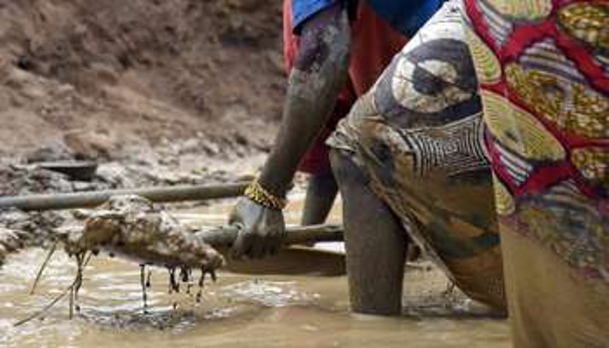 Des femmes travaillent dans une mine d’or de Centrafrique, le 5 mai 2014 à Gaga. © AFP