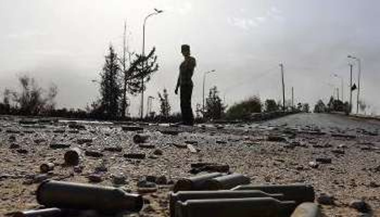 Des douilles d’obus jonchent le sol après trois jours de combats dans la zone de l’aéroport. © AFP