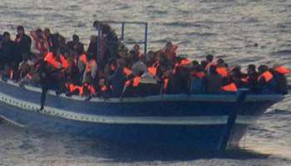 Un bateau de migrants secouru le 17 mars 2014 au large de Lampedusa. © AFP