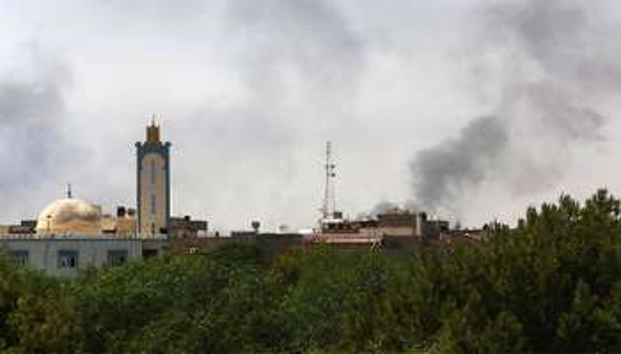 De la fumée s’échappe de l’aéroport international de Tripoli le 20 août 2014. © AFP