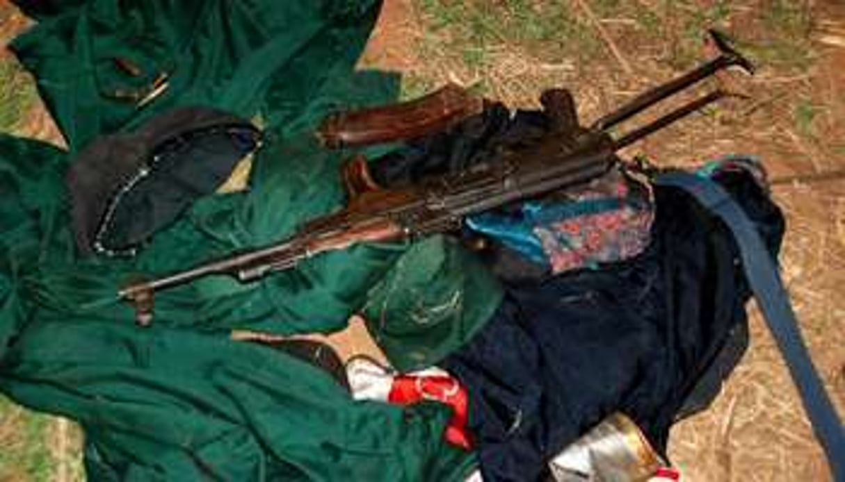 Une arme et des vêtements ayant appartenu à des membres de la rébellion de la Renamo. © AFP
