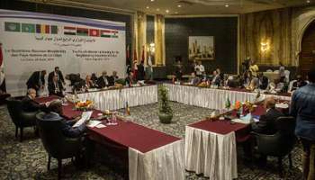 Les ministres des Affaires étrangères des pays bordant la Libye, se retrouvent le 25 août 2014. © AFP