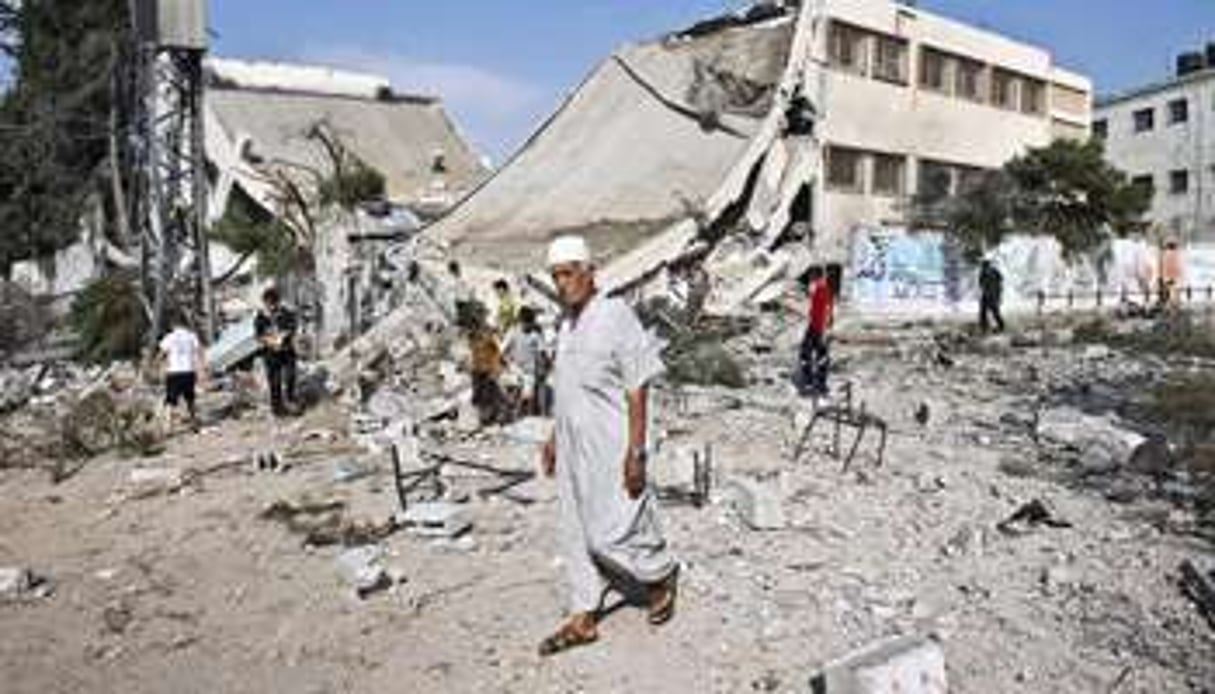 Un Palestinien marche devant les ruines d’une école détruite par les bombardements à Gaza. © AFP