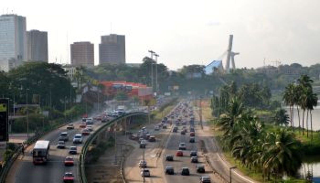 Chaque jour, plus de 2 millions de personnes transitent par le plateau, poumon économique de la ville d’Abidjan. © WikiCommons