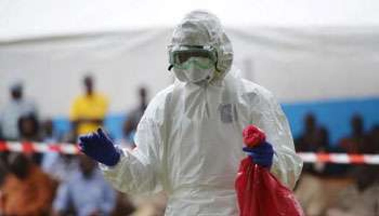 Un homme vêtu d’une combinaison de protection, en Côte d’Ivoire. © AFP