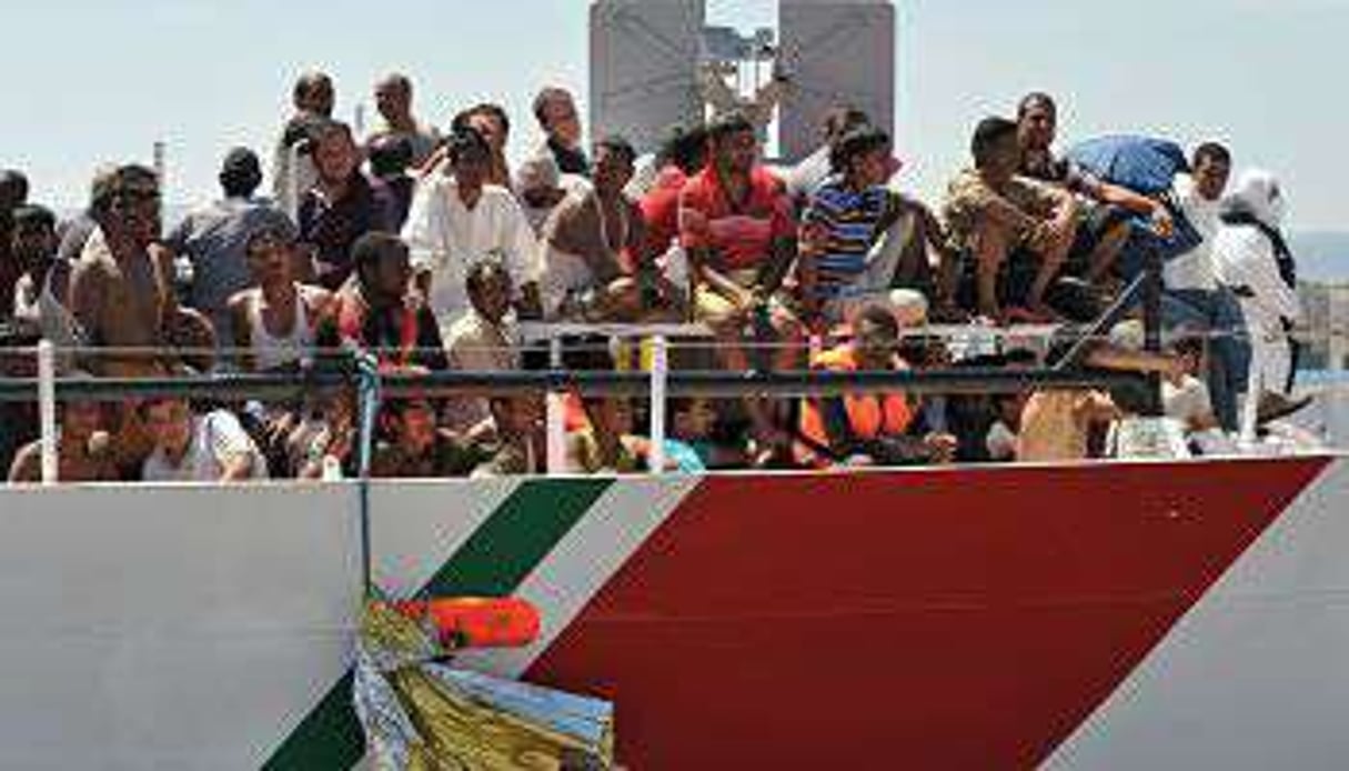 La marine italienne secourt 461 migrants, le 26 août 2014. 24 autres sont morts noyés. © Salvatore Cavalli / AGF/SIPA