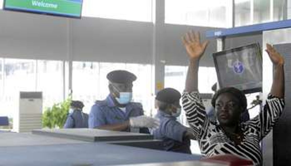 Contrôle de passagers à l’aéroport de Lagos, pour détecter la présence du virus Ebola. © Pius Utomi Ekpei/AFP