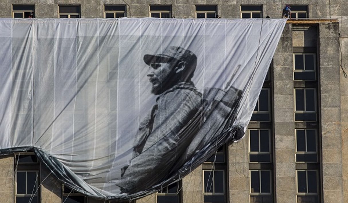 Une bannière illustrée d’une photographie de Fidel Castro, le 27 novembre à La Havane. © Desmond Boylan/AP/SIPA