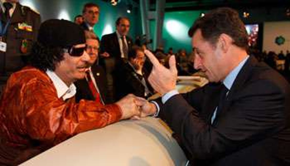 Le Guide libyen et Nicolas Sarkozy à Lisbonne, en 2007. © Antonio Cotrim/Pool/AFP